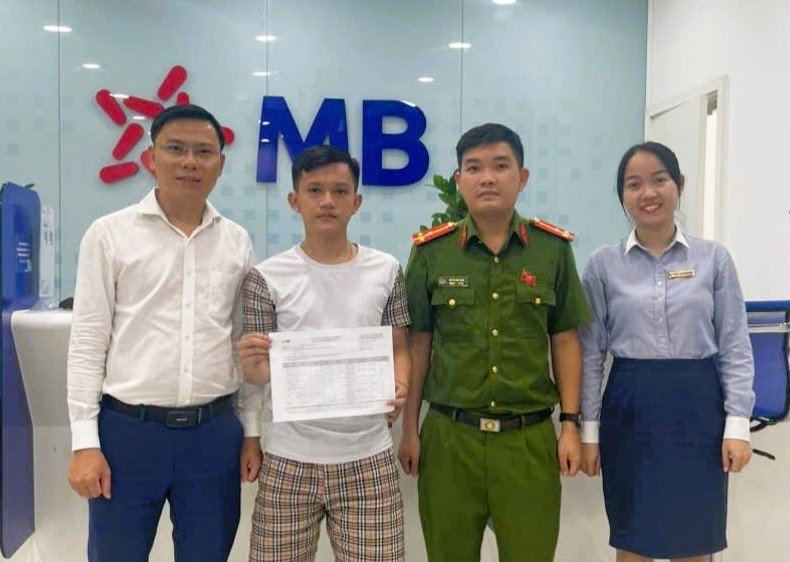 Nam thanh nien o Da Nang tra lai gan 500 trieu dong chuyen tien nham. Anh: CACC