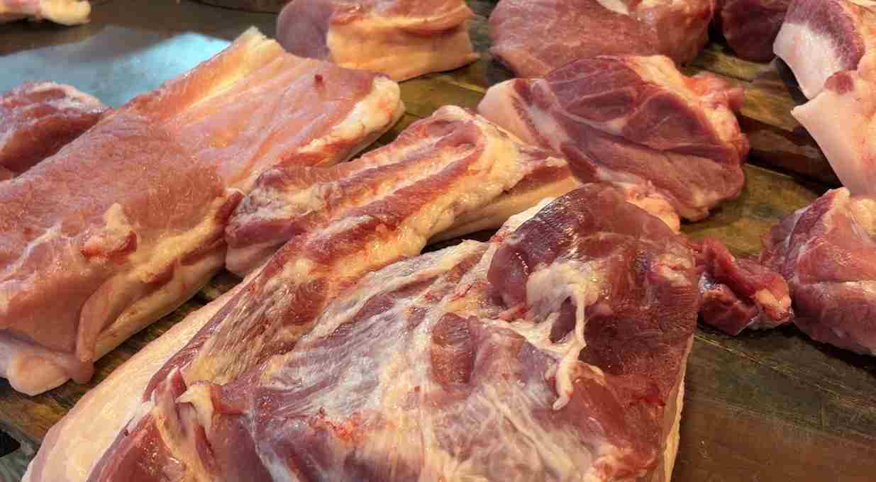 El precio del cerdo vivo hoy 13 de noviembre continua bajando el precio mas alto es de solo 50.000 VND/kg registrado en 2 provincias. Foto: Phuong Anh