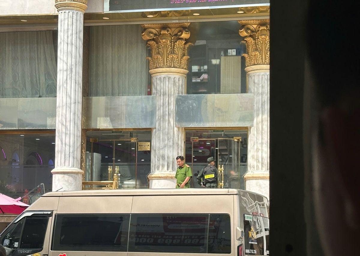 호치민시 Mailisa 미용 성형외과 건물 내부에서 근무하는 경찰 클립