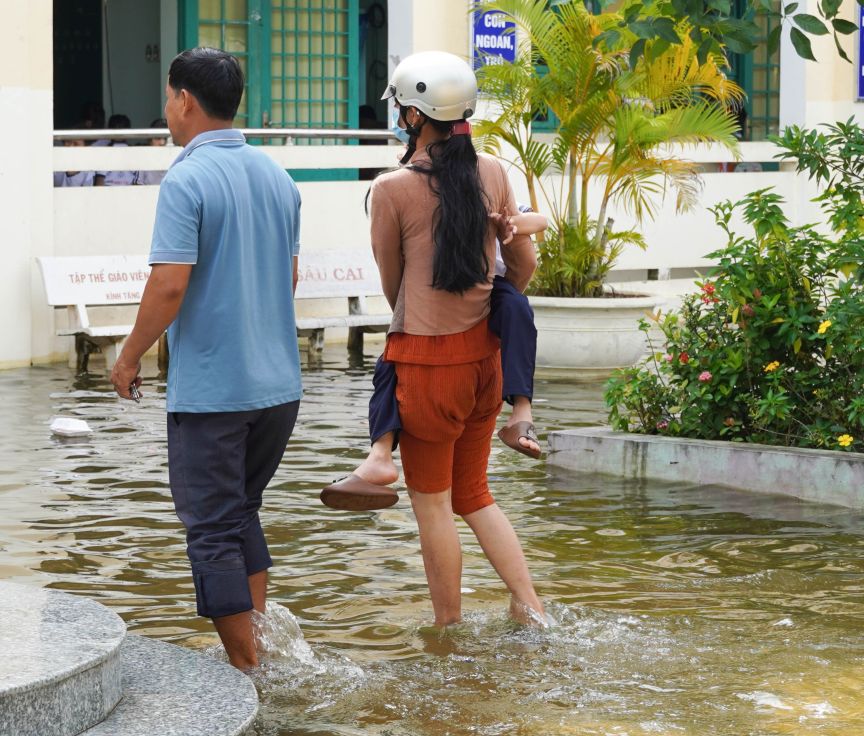 De dam bao an toan nhieu phu huynh phai be con vao tan lop hoc. Anh: Phuong Anh