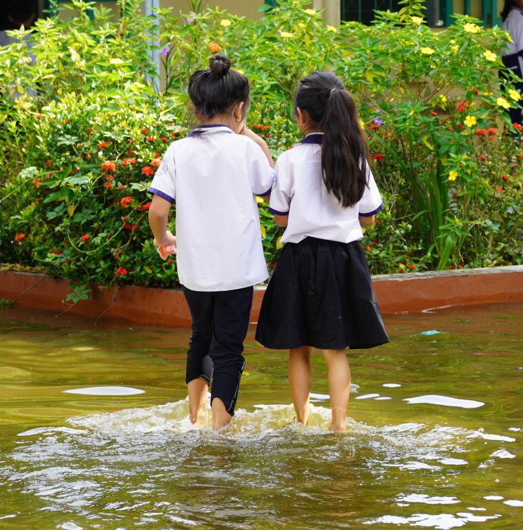 De vao lop hoc cac em hoc sinh phai loi nuoc. Anh: Phuong Anh