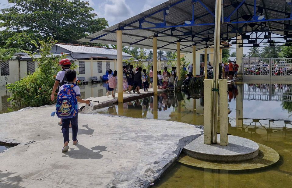 Loi di tai diem le Truong Tieu hoc My Phuoc A do phu huynh, giao vien nha truong va dia phuong ung ho de xay dung giup cac em hoc sinh vao lop de hon. Anh: Phuong Anh