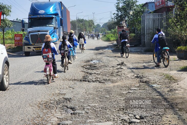 Doan duong dang xuong cap nhanh chong. Anh: To Cong.