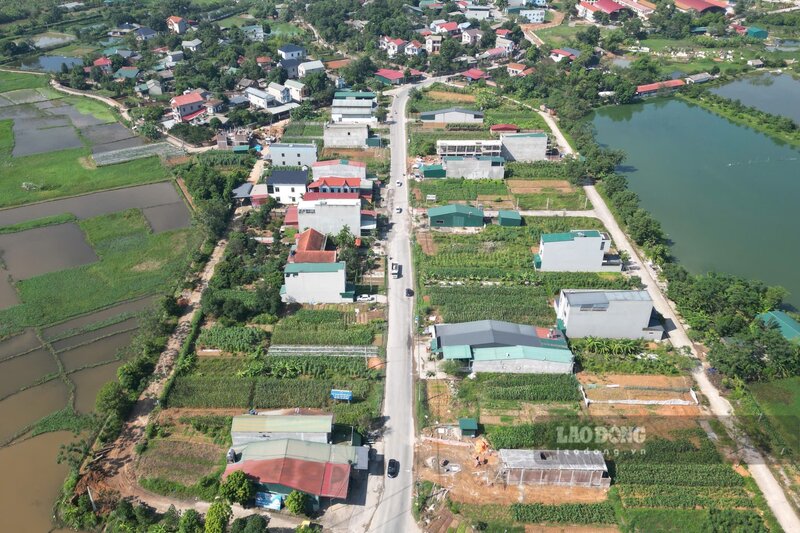 Duong tinh 325B doan qua khu vuc trung tam xa Ha Thach cu. Anh: To Cong.