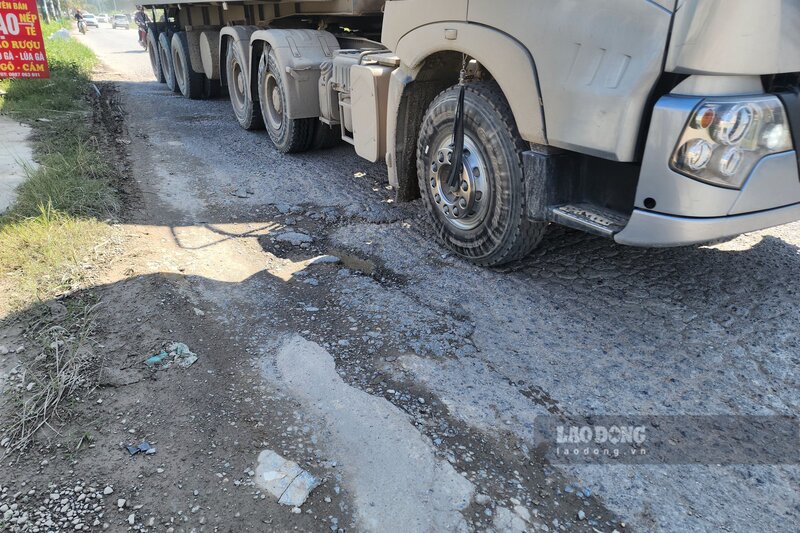 Nhieu xe tai co lon luu thong tren duong tinh 325B. Anh: To Cong 