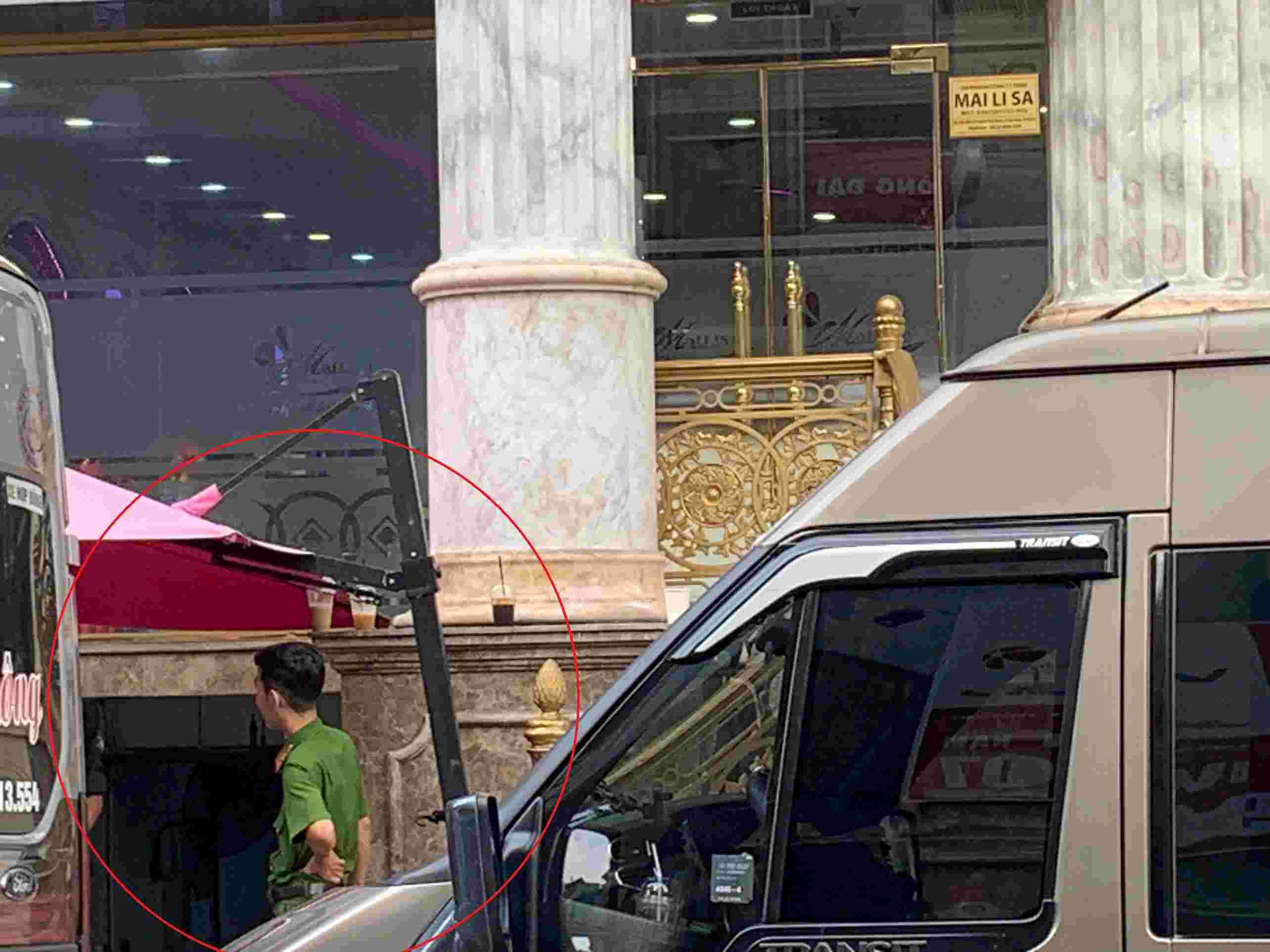 호치민시 Mailisa 미용 성형외과 건물에 나타난 경찰. 사진: Thai Bao