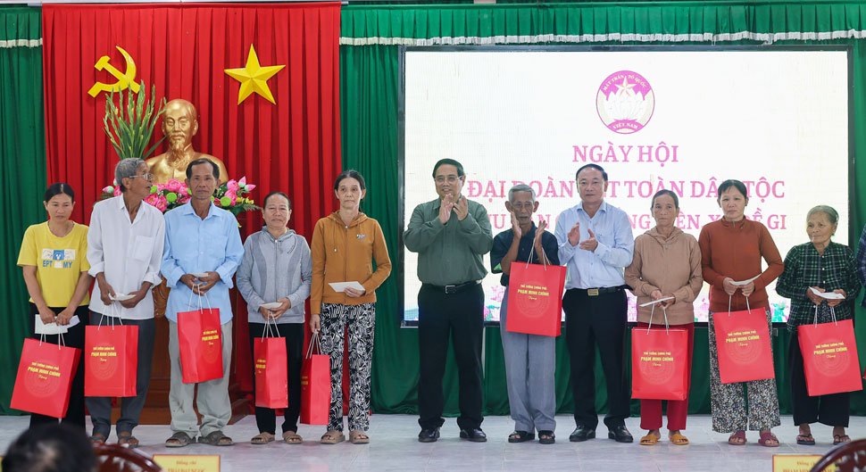 El Primer Ministro Pham Minh Chinh entrega regalos a la gente de la aldea de Thang Kien (comuna de De Gi Gia Lai) y a los hogares afectados por la tormenta y a los hogares de politicas sociales. Foto: Nhat Bac