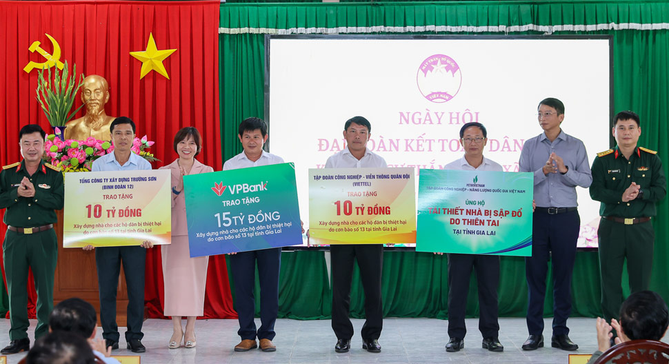 Cac co quan, don vi chung tay giup do ba con khac phuc thiet hai do thien tai. Anh: Nhat Bac