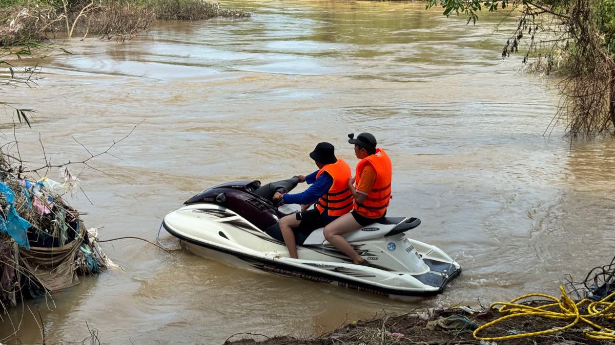 Cac tinh nguyen vien cuu ho dung mo to nuoc tim kiem. Anh: Duy Tuan 
