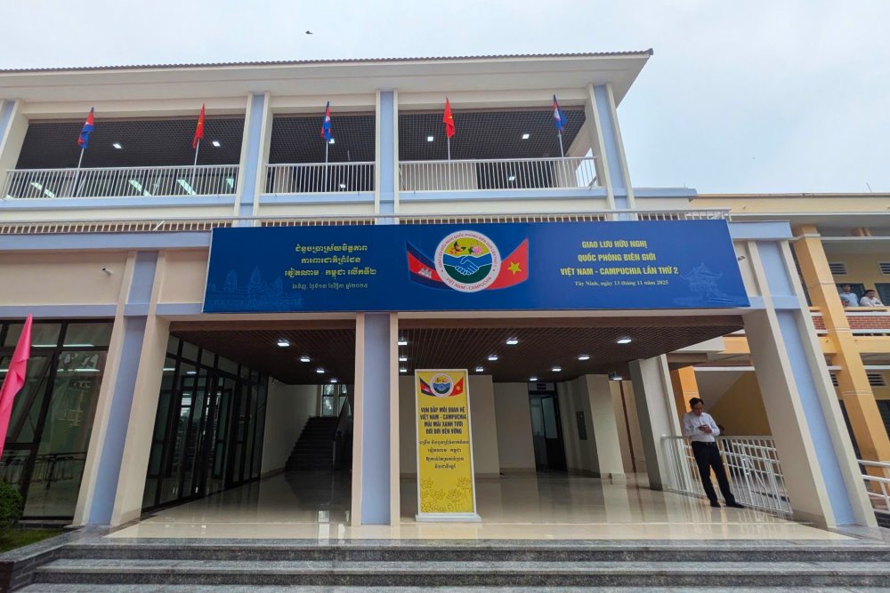 Khu phong hoc ban tru moi tai Truong Tieu hoc Ben Cau duoc Bo Quoc phong Viet Nam dau tu xay dung.