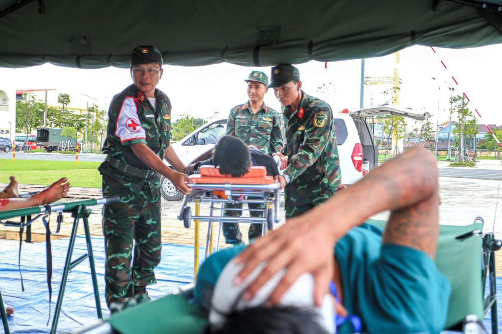 Luc luong quan y Viet Nam – Campuchia phoi hop cuu nan trong tinh huong gia dinh. Ảnh: Anh Tu