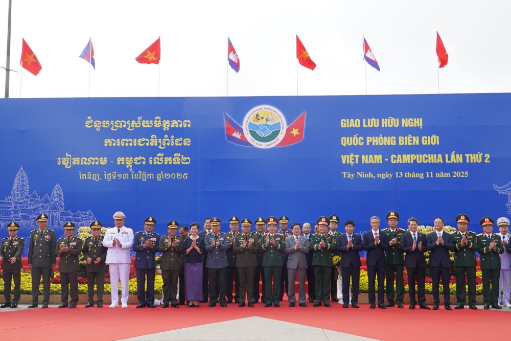 Doan dai bieu Bo Quoc phong Viet Nam va Campuchia chup anh chung tai cua khau quoc te Moc Bai. Ảnh: Anh Tu
