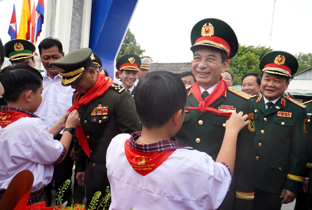  Cac chau hoc sinh Truong Tieu hoc Ben Cau chao don hai Bo truong. Ảnh: Anh Tu