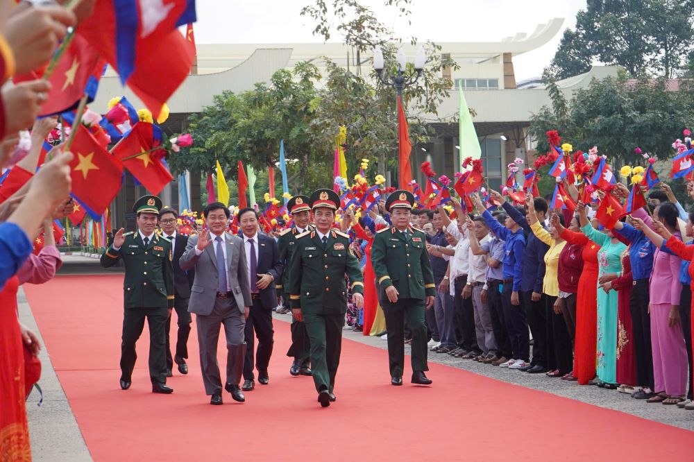 Dai tuong Phan Van Giang chu tri le don Dai tuong Tea Seiha tai cua khau quoc te Moc Bai sang 13.11. Ảnh: Anh Tu