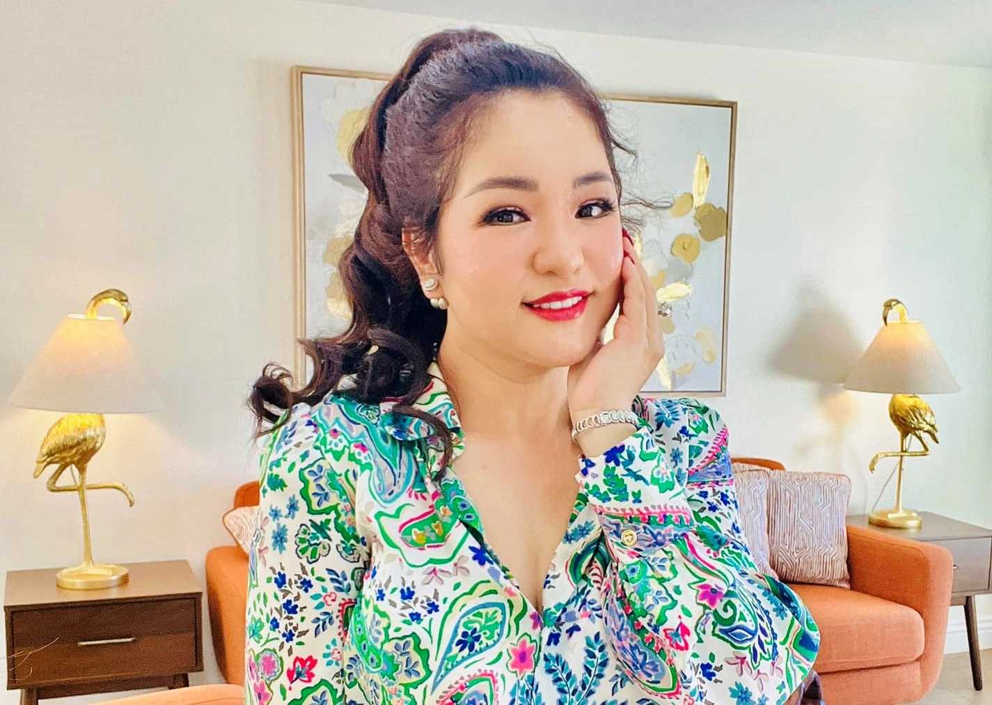 Thuy Nga. Anh: Nghe si cung cap.
