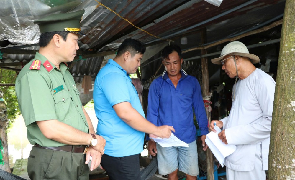 La policia de la provincia de An Giang se coordina con el Comite Ejecutivo Central del Budismo Hoa Hao para inspeccionar y apoyar la construccion de viviendas para personas necesitadas. Foto: Tien Dung