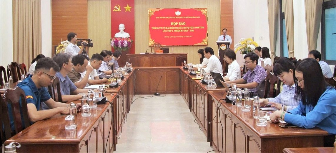 Scene of the press conference organized by the Vietnam Fatherland Front Committee of Quang Ngai province on the morning of November 13. Photo: Vien Nguyen