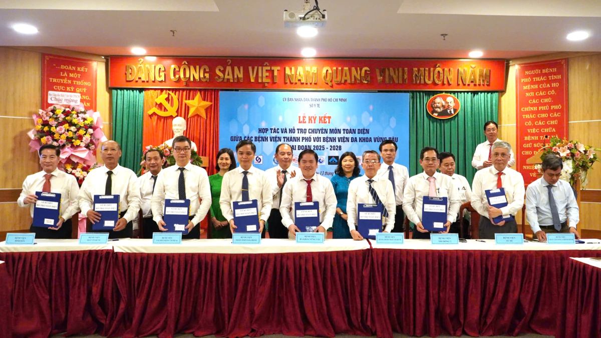 Scene of the signing ceremony of comprehensive cooperation and professional support between 8 central hospitals in Ho Chi Minh City and Vung Tau General Hospital. Photo: Thanh An