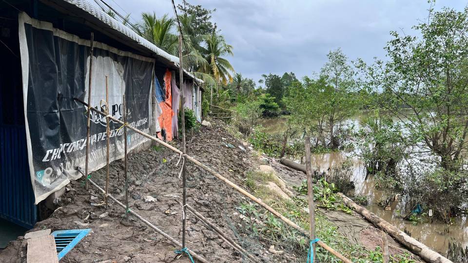 Khu vuc sat lo duoc rao chan, nguoi dan di vong de dam bao an toan. Anh: Hoang Loc