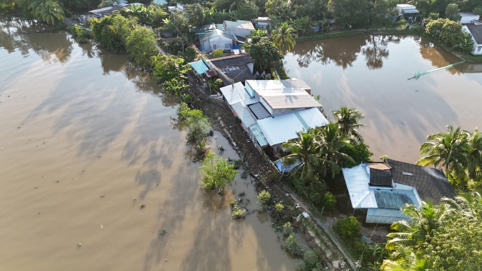 The landslide section on the Cai Cao river bank was declared a state of emergency in 2023 but has not been resolved yet, continuing to threaten people's safety. Photo: Hoang Loc