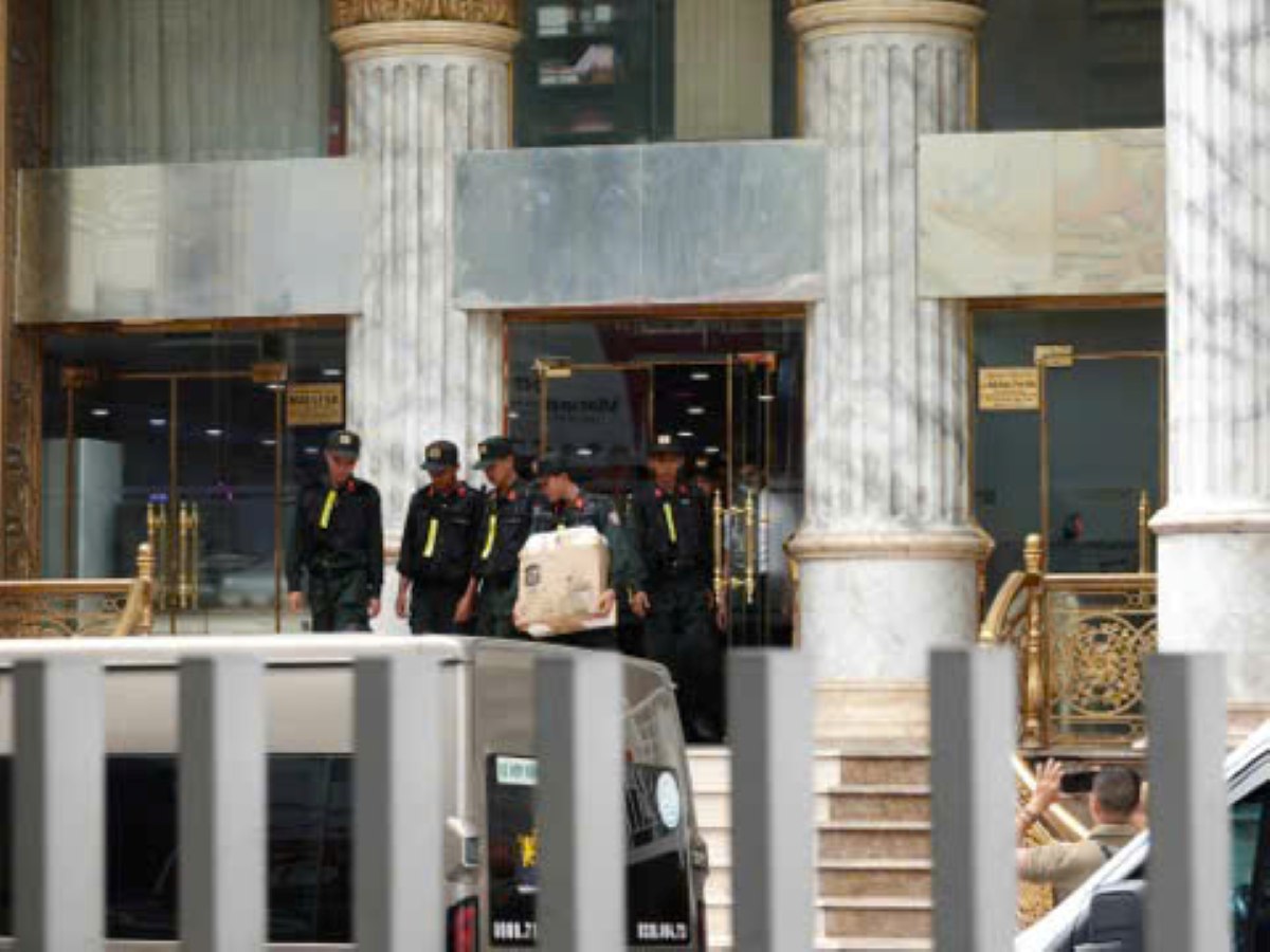 Công an rời khỏi tòa nhà thẩm mỹ viện Mailisa cùng thùng carton. Ảnh: Thái Bảo