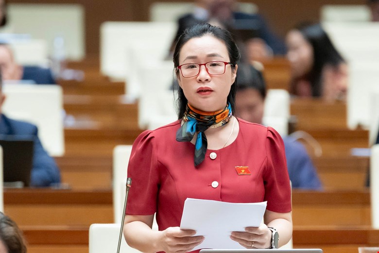 国会議員チャン・ティ・トゥ・ハン氏は、公務員にその職位に応じて満足のいく給与が支払われるよう、強力な給与改革を提案した。写真: Quochoi.vn