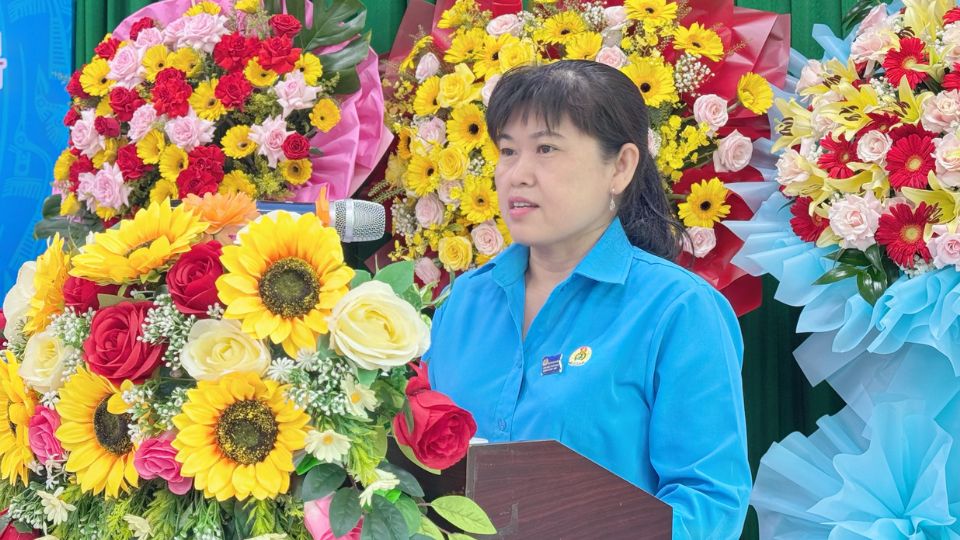 Ms. Vo Thi Thu Oanh - Vice President of the Vinh Long Provincial Federation of Labor gave a speech at the Congress. Photo: Hoang Loc