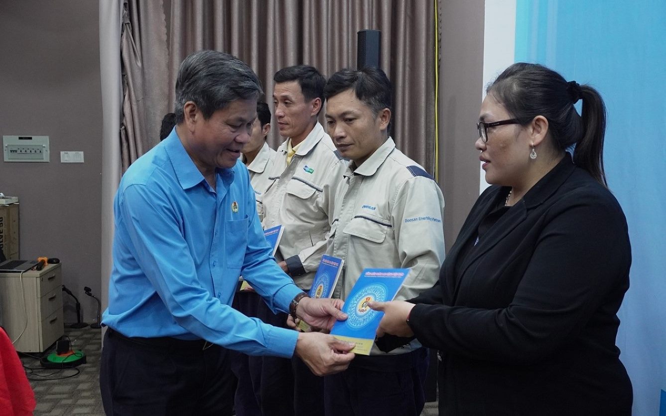 ベトナム労働総同盟の副会長フイン・タイン・スアン氏は、洪水や暴風雨で被害を受けたクアンガイの組合員と労働者を支援するために贈り物を贈呈した。写真: ビエン・グエン