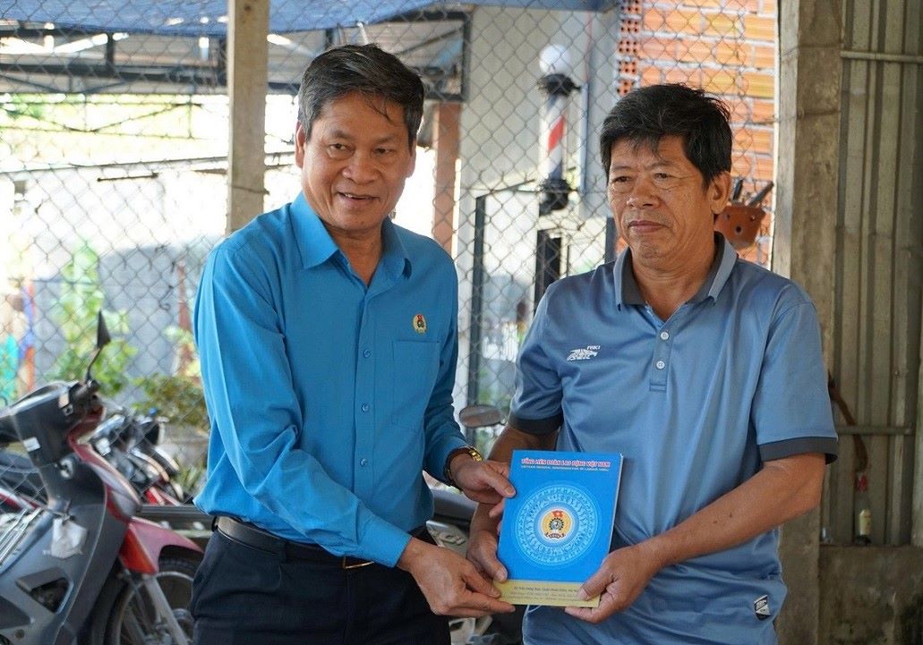 Ong Huynh Thanh Xuan, Pho Chu tich Tong Lien doan Lao dong Viet Nam trao tien ho tro gia dinh doan vien Le Ba Hieu, o xa Son Tinh bi nuoc lu cuon troi qua doi tren duong di lam ve. Anh: Vien Nguyen