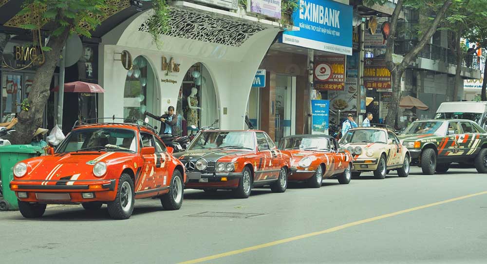The convoy of ancient cars of Russian collectors in the Mekong Rally 2025 journey stopped in the center of Ho Chi Minh City. Photo: Cao Anh Khoa