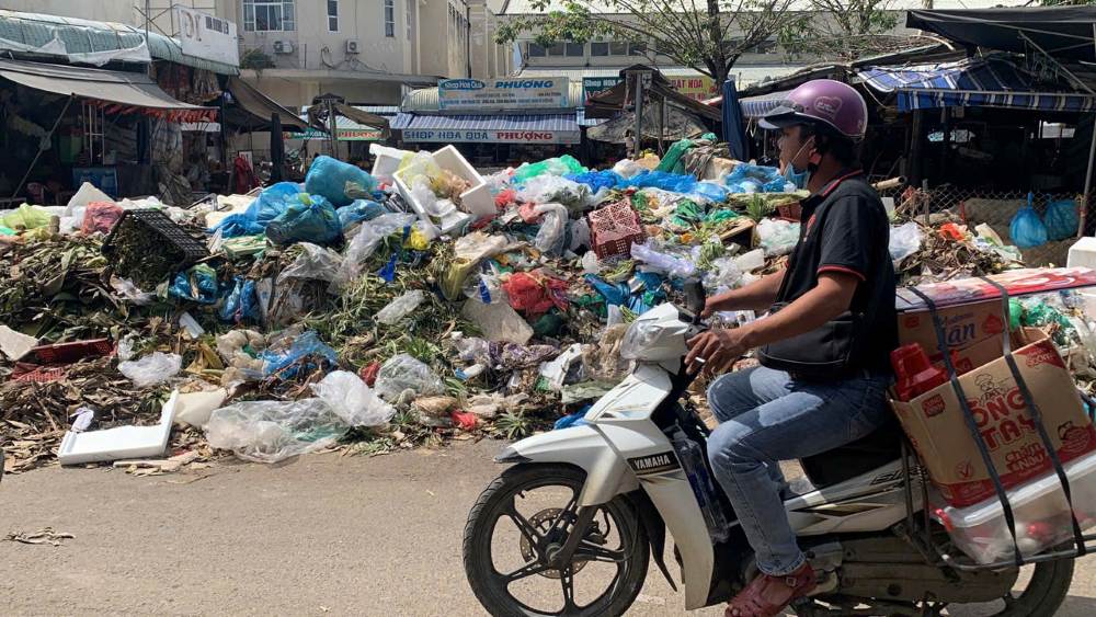 ダナンの多くの自治体や区では洪水後にゴミが山積みになり、緊急に清掃が行われた。写真: タイン・フエン