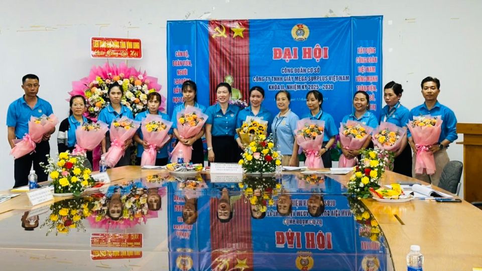 BCH y UBKT del Sindicato de Mega Surplus Vietnam Footwear Co. Ltd. para el mandato 2025 - 2030 presentan el Congreso. Foto: CDCS de Mega Surplus Vietnam Footwear Co. Ltd