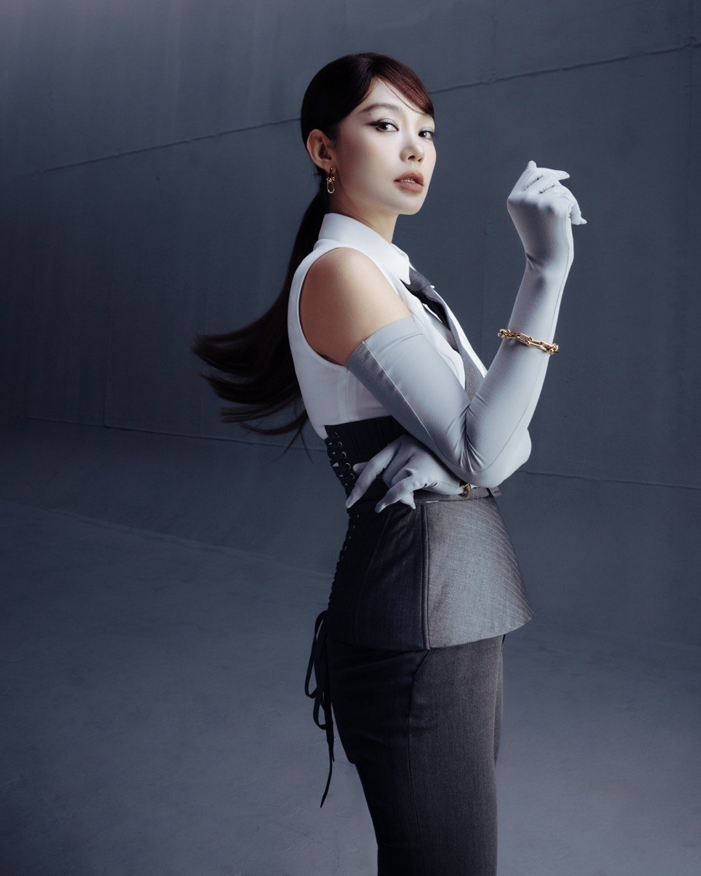 Ca si Minh Hang. Anh: Nghe si cung cap.