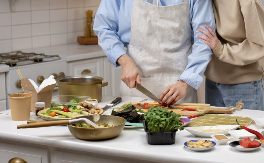 Sharing the small business, big meaning in marriage. Photo: Thuy Duong