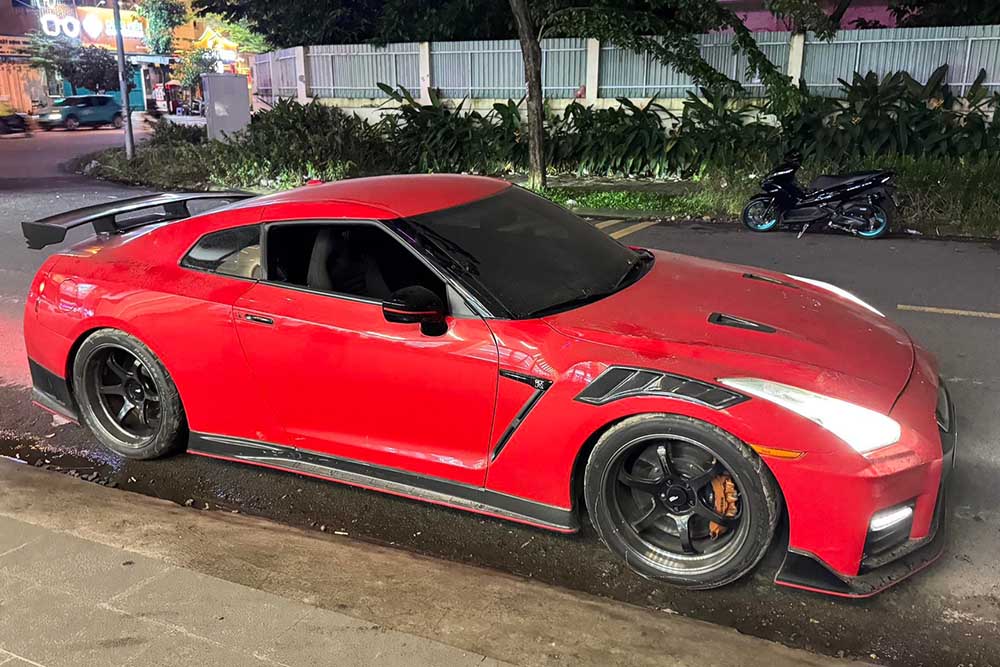 El Nissan GT-R modificado en kit de fibra de carbono atrae la atencion al aparecer en las calles de la ciudad de Ho Chi Minh. Foto: Tu Luong