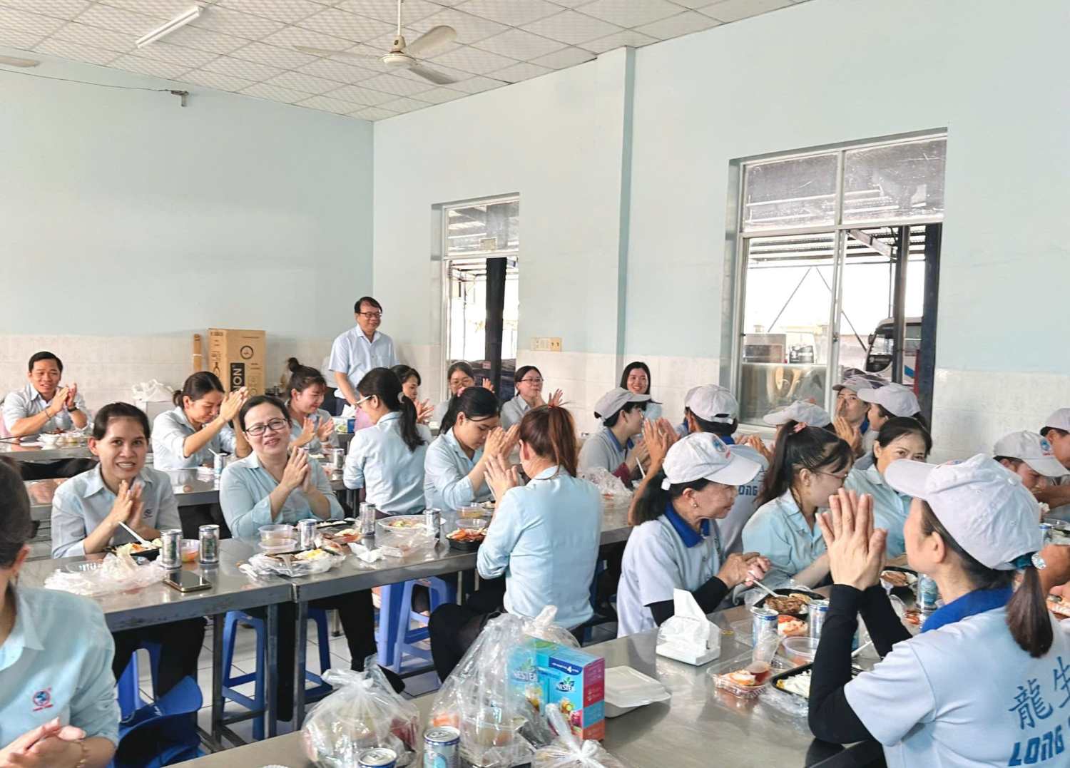 Bua com Cong doan dau tien duoc Cong ty TNHH Long Sinh (Khanh Hoa) to chuc va duy tri 3 thang/lan cho den nay. Anh: Thu Suong