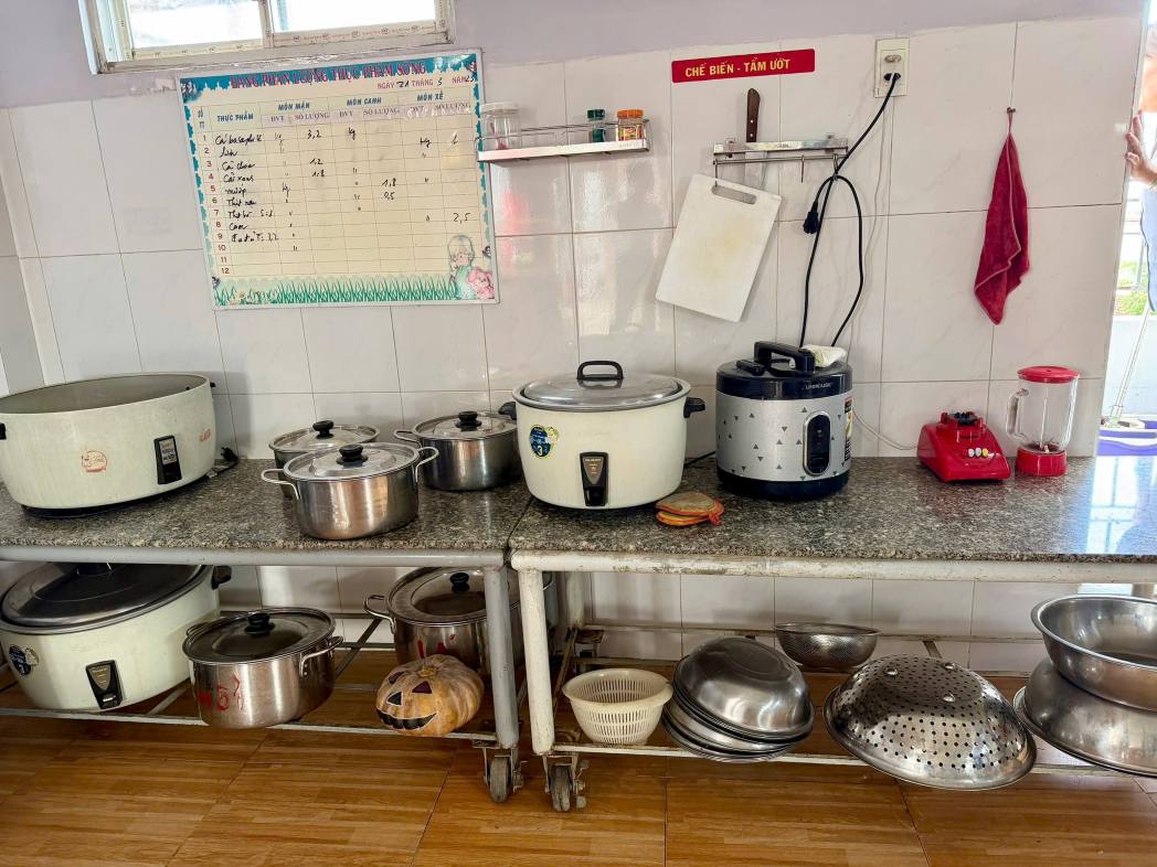 Doan tien hanh kiem tra dieu kien dam bao an toan thuc pham o cac truong mam non. Anh: Phuong An Phu