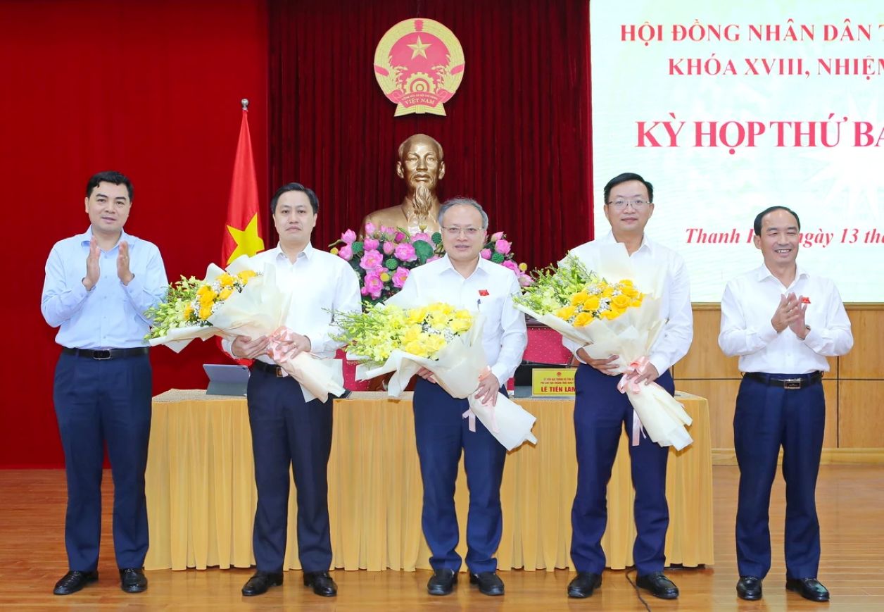 Chairman of the Provincial People's Committee Nguyen Hoai Anh (left cover) and Permanent Vice Chairman of the Provincial People's Council Le Tien Lam presented flowers to congratulate the members of the Provincial People's Committee who have just been elected. Photo: Minh Hieu
