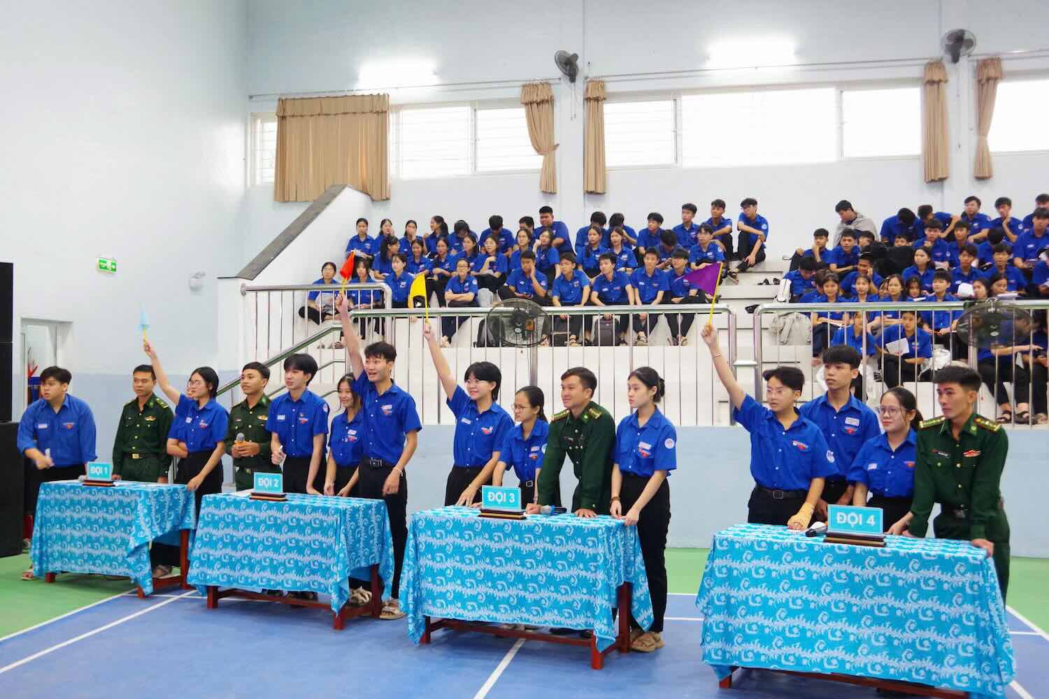 Border guards and students participate in the "Ring the Law" contest. Photo: Vo Tien