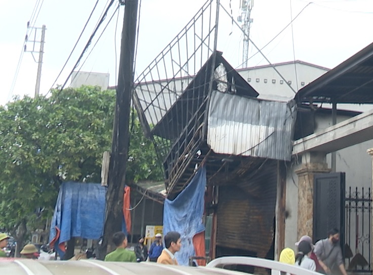 Kho hang nam o phuong Dong Ha boc chay trong dem. Anh: Thanh Thao