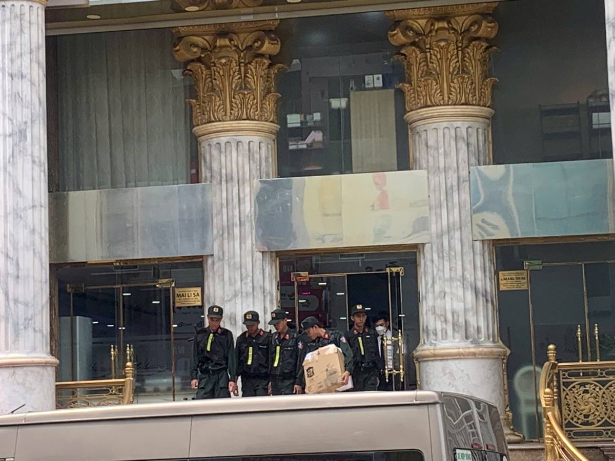Police leave the Mailisa beauty salon building with a cardboard box. Photo: Thai Bao