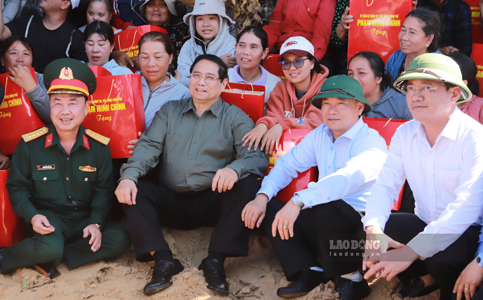 Thu tuong Chinh phu chup anh luu niem cung lanh dao tinh Gia Lai va nguoi dan. Anh: Hoai Phuong