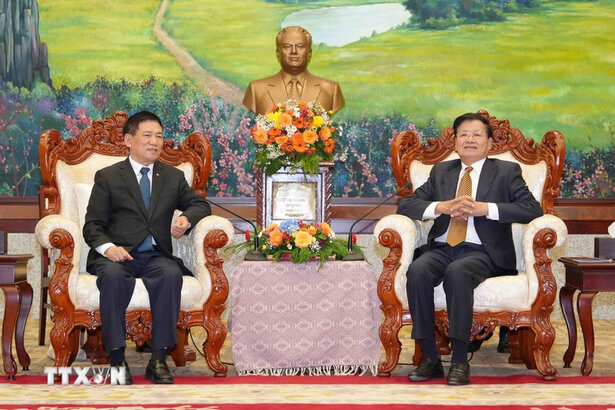 Deputy Prime Minister Ho Duc Phoc met with General Secretary and President of Laos Thongloun Sisoulith. Photo: VNA