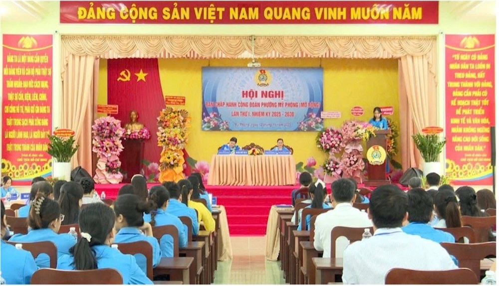 Quang canh hoi nghi. Anh: Duc Trung.