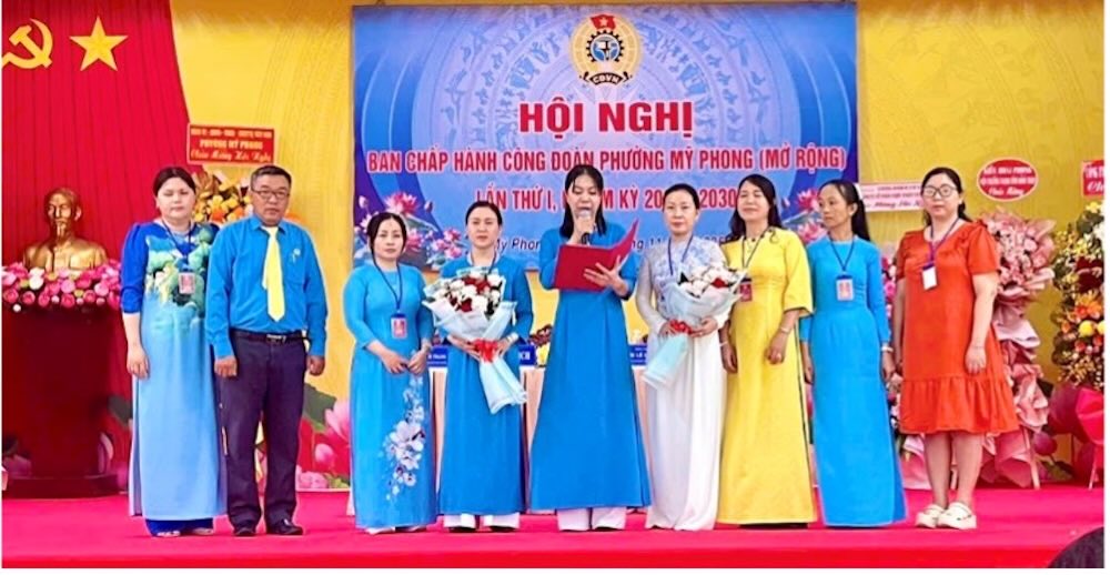 Ban Chap hanh Cong doan phuong My Phong khoa I ra mat hua hen. Anh: Duc Trung. 