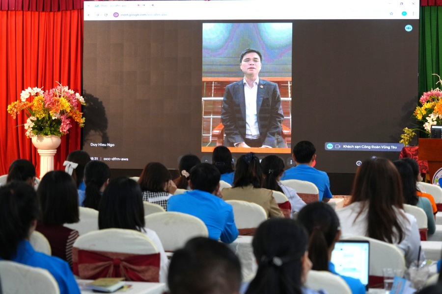 Mr. Ngo Duy Hieu - Vice President of the Vietnam General Confederation of Labor - attended online, giving the opening speech of the training course. Photo: Thanh An