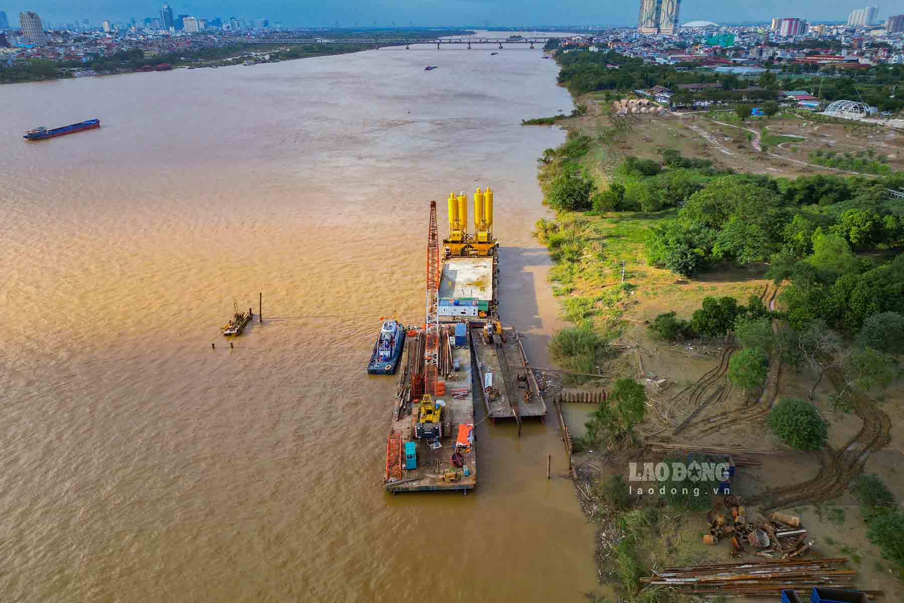 Tran Hung Dao Bridge construction site (Long Bien ward, Hanoi). Photo: Song Huu