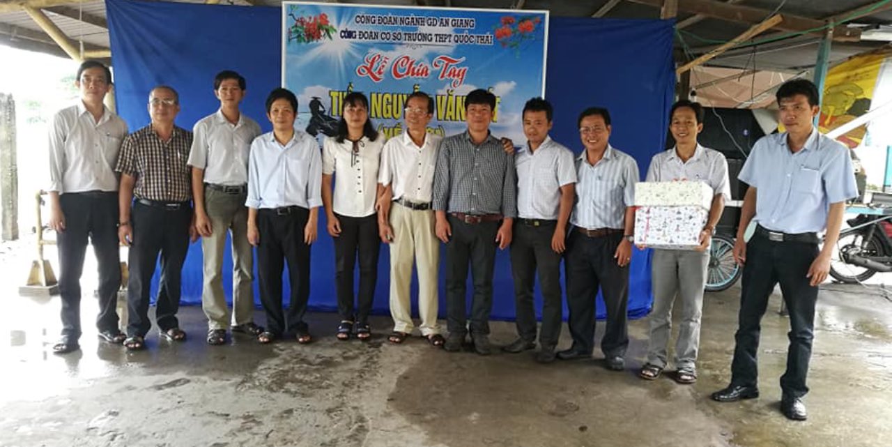 Thay Nguyen Van Hot chup anh cung cac dong nghiep khi nhan quyet dinh ve huu theo che do. Anh: Giang Hiep.