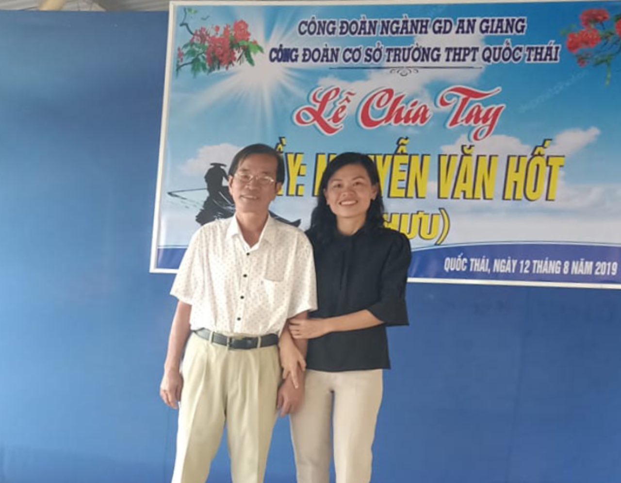 Thay Nguyen Van Hot (ben tay trai) - chup hinh voi giao vien tre tai Truong THPT Quoc Thai (tinh An Giang) vao nam 2019. Anh: Tran Phuong