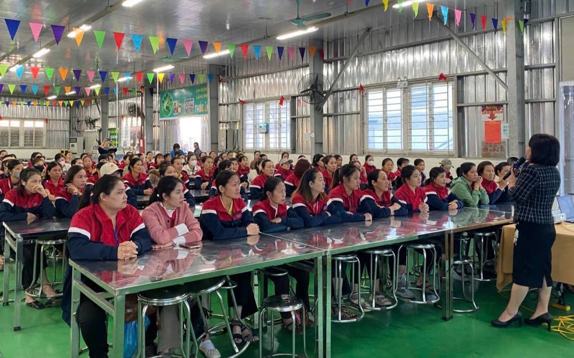 ハイフォン市労働連盟は、トゥアンピ靴会社の組合員に対して男女平等と家庭内暴力防止を宣伝しています。写真: ティエンフオン区労働組合